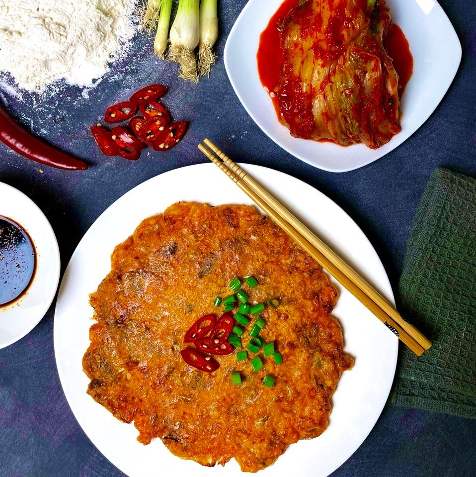 Essen von oben mit Deko Mehl Lauchzwiebel Chili Kimchi