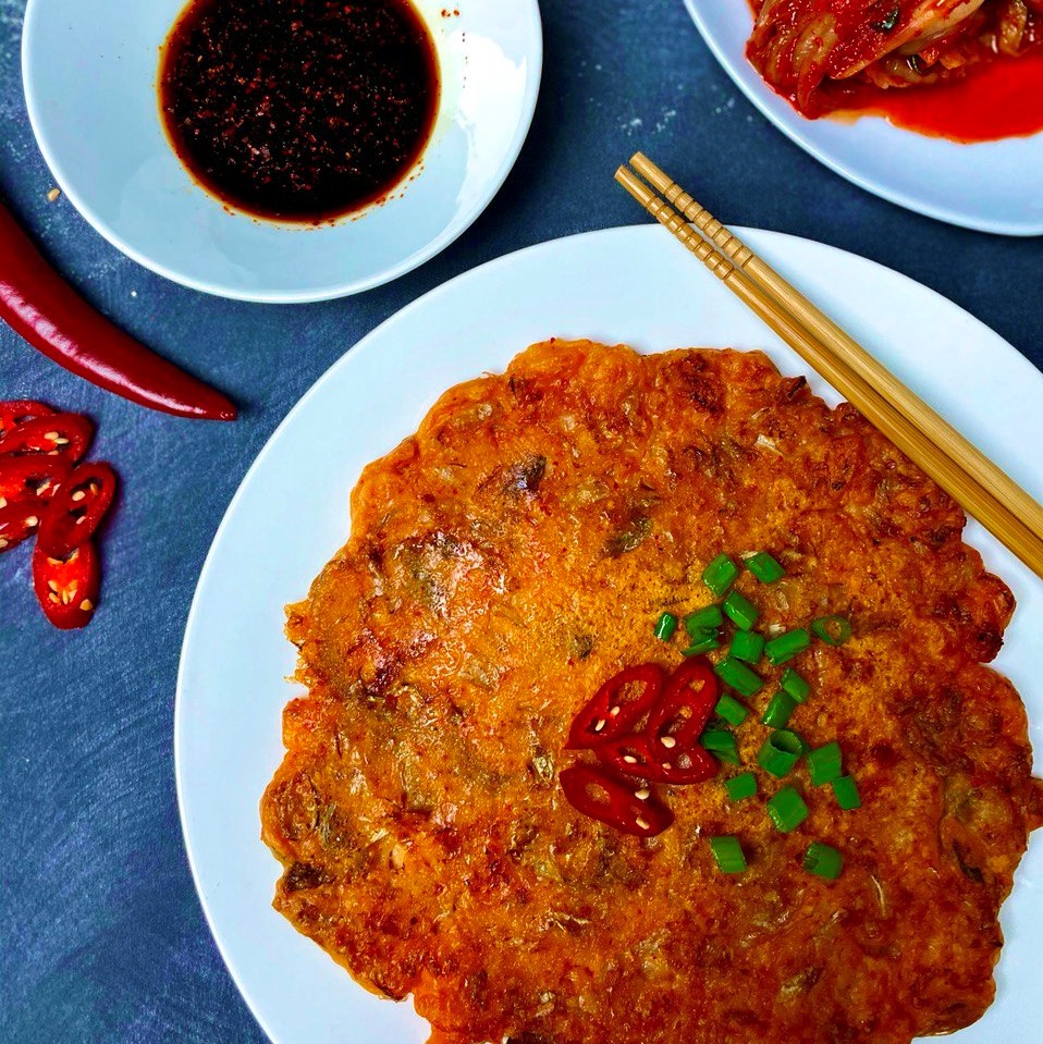 Essen von oben Ausschnitt mit Kimchi und Sojasoße