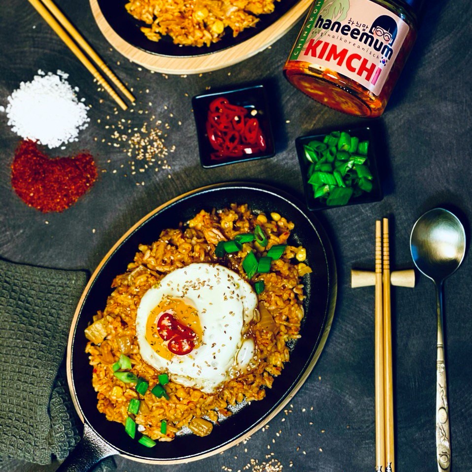 Essen von oben mit Deko und Kimchi Glas