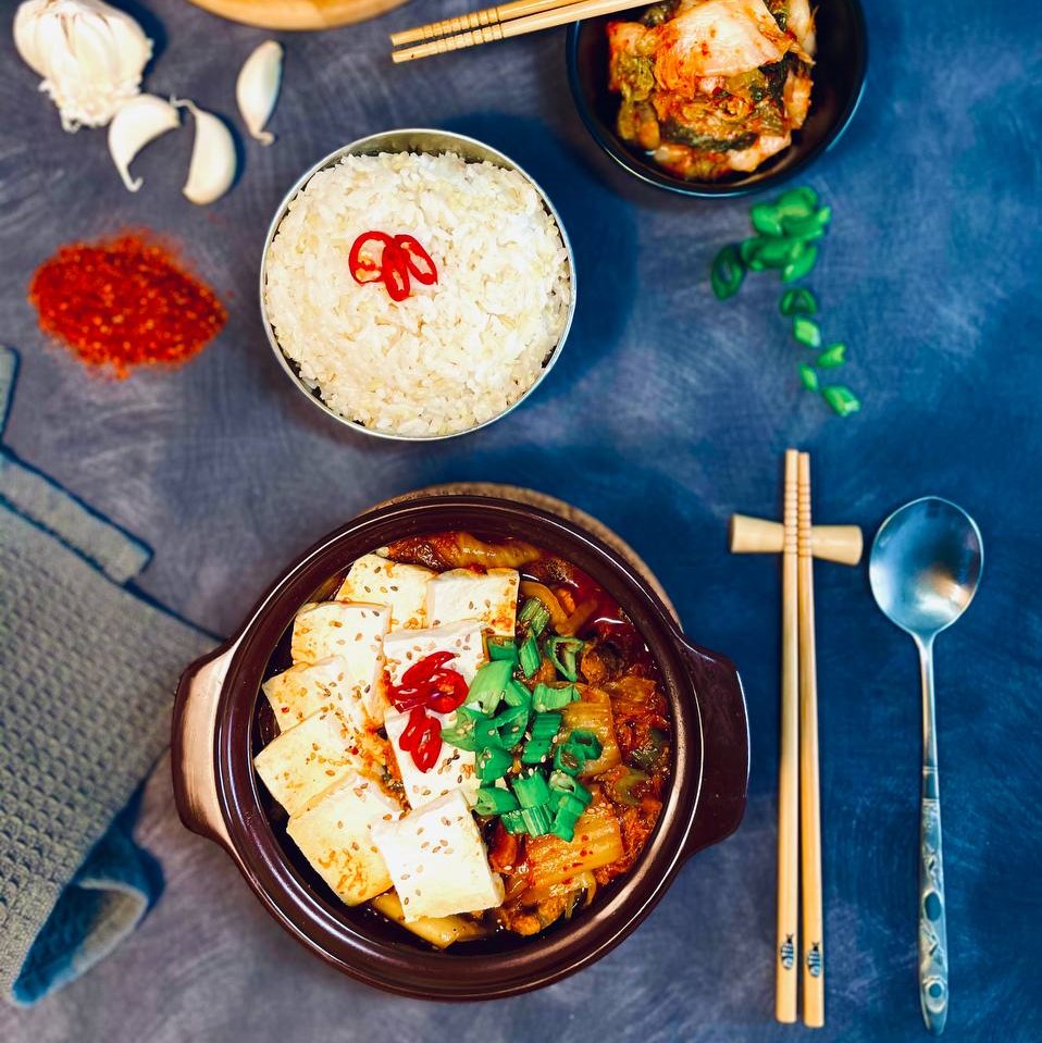 Essen von oben mit Deko und Kimchi