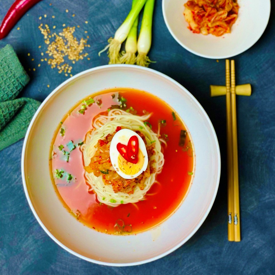 Essen von oben mit Deko Lauchzwiebel Chili Sesam