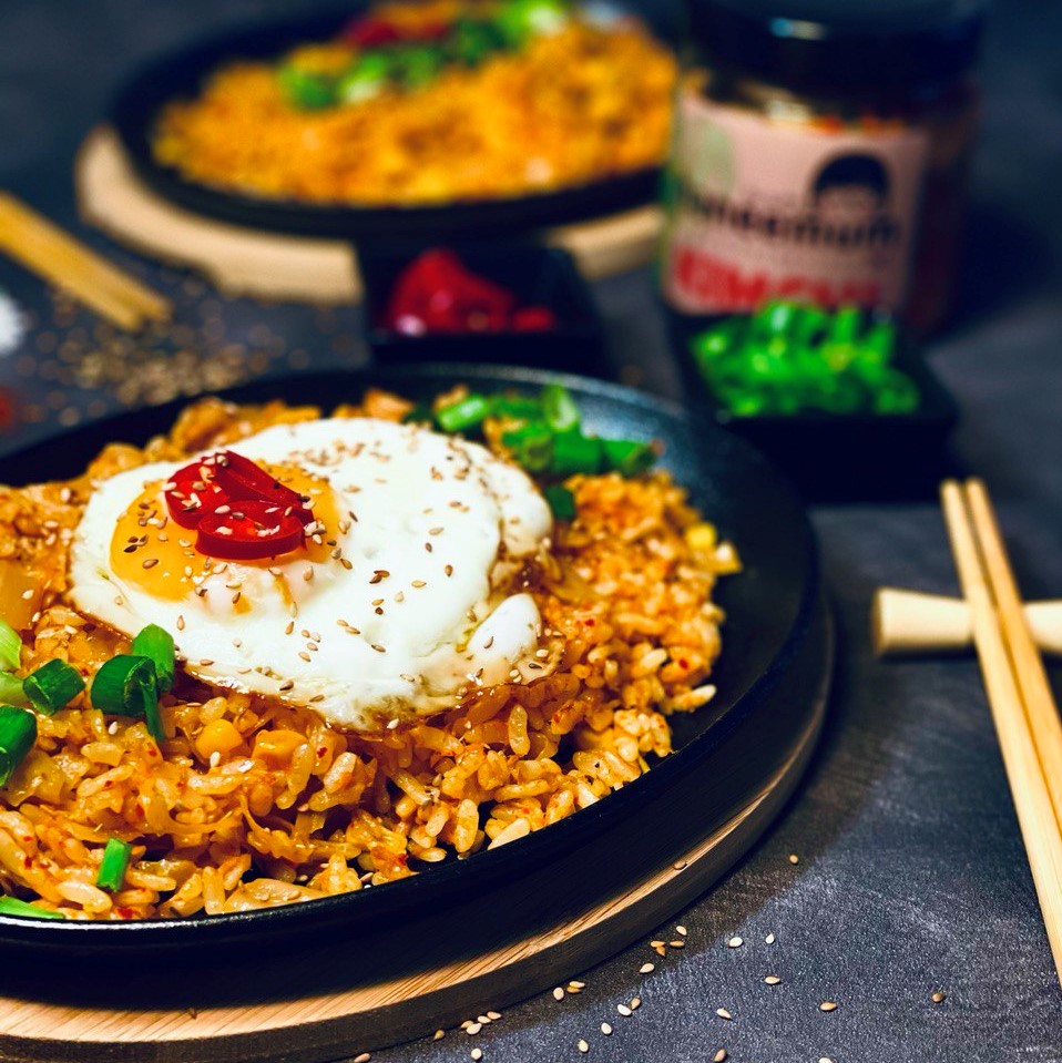 Essen seitlich mit Kimchi Glas im Hintergrund