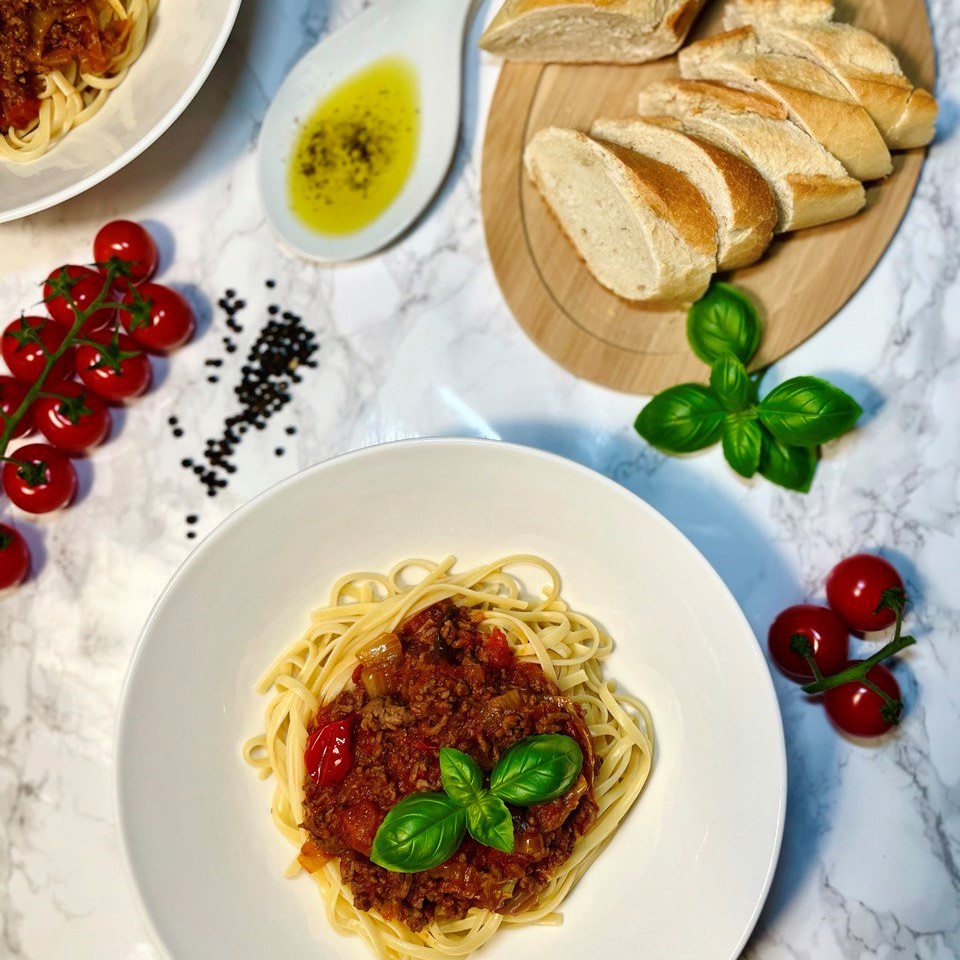 Essen von oben mit Deko Basilikum Tomaten Brot