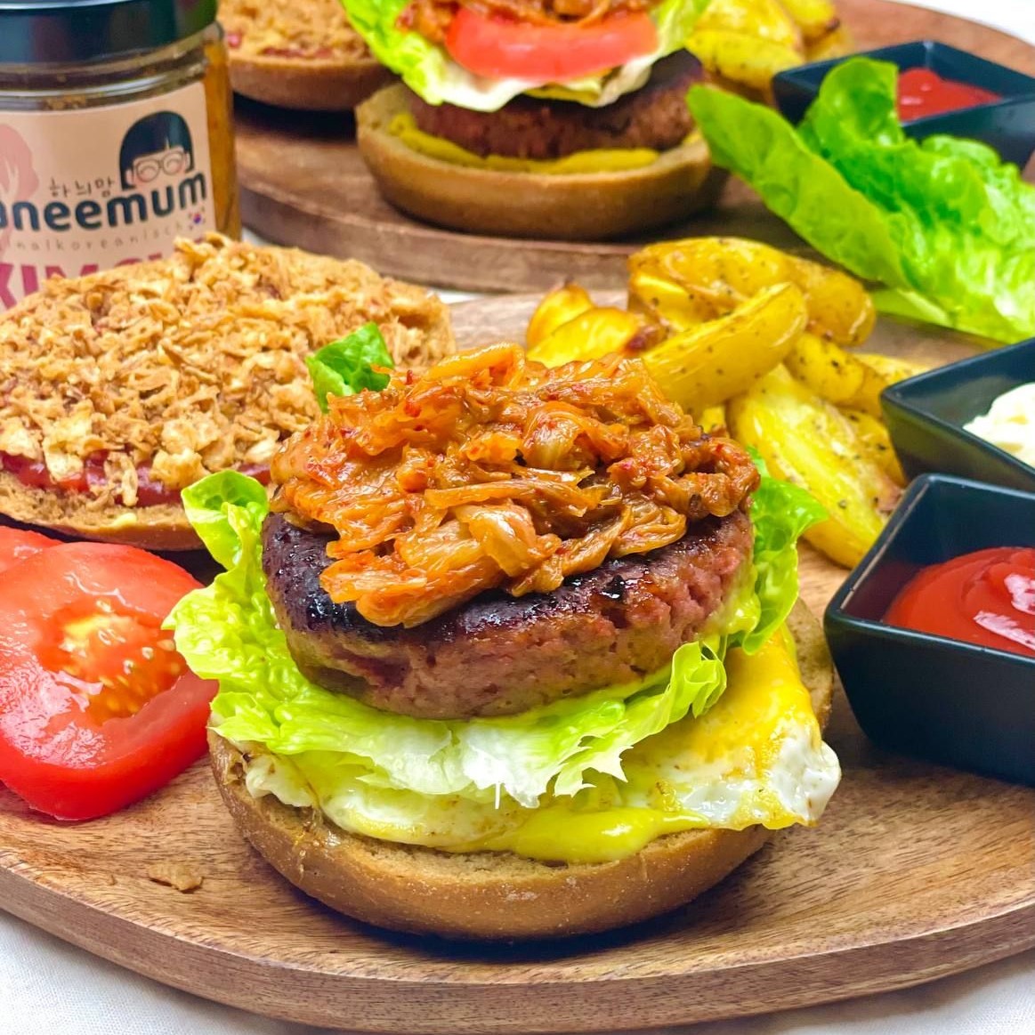 Bokkum Kimchi Burger von der Seite